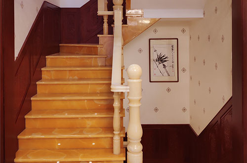 闻喜中式别墅室内汉白玉石楼梯的定制安装装饰效果